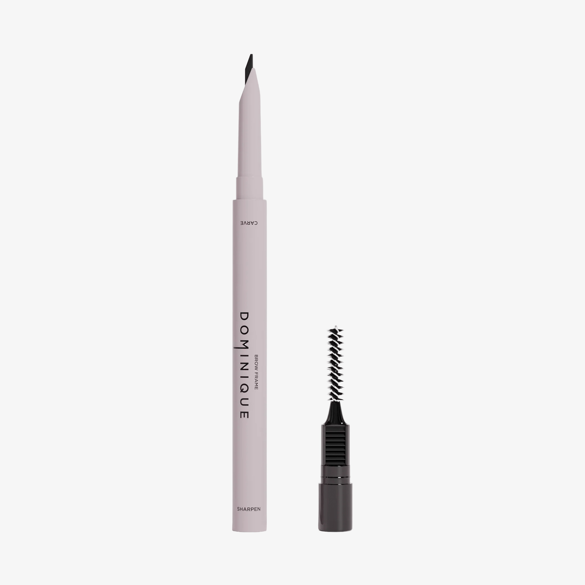 Hellrosa Dominique Brow Frame Pencil mit einer Spoolie-Bürste daneben, beide mit der Aufschrift „Dominique“.