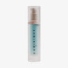 Eine mattierte Pumpflasche mit der vertikalen Aufschrift „Cooling Blur Mattifying Primer“ auf der Vorderseite.