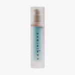 Eine mattierte Pumpflasche mit der vertikalen Aufschrift „Cooling Blur Mattifying Primer“ auf der Vorderseite.
