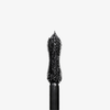 Nahaufnahme des Dominique Cosmetics Lash Lift Tubing Mascara-Stabs mit spitzen Borsten auf einem schlichten weißen Hintergrund.