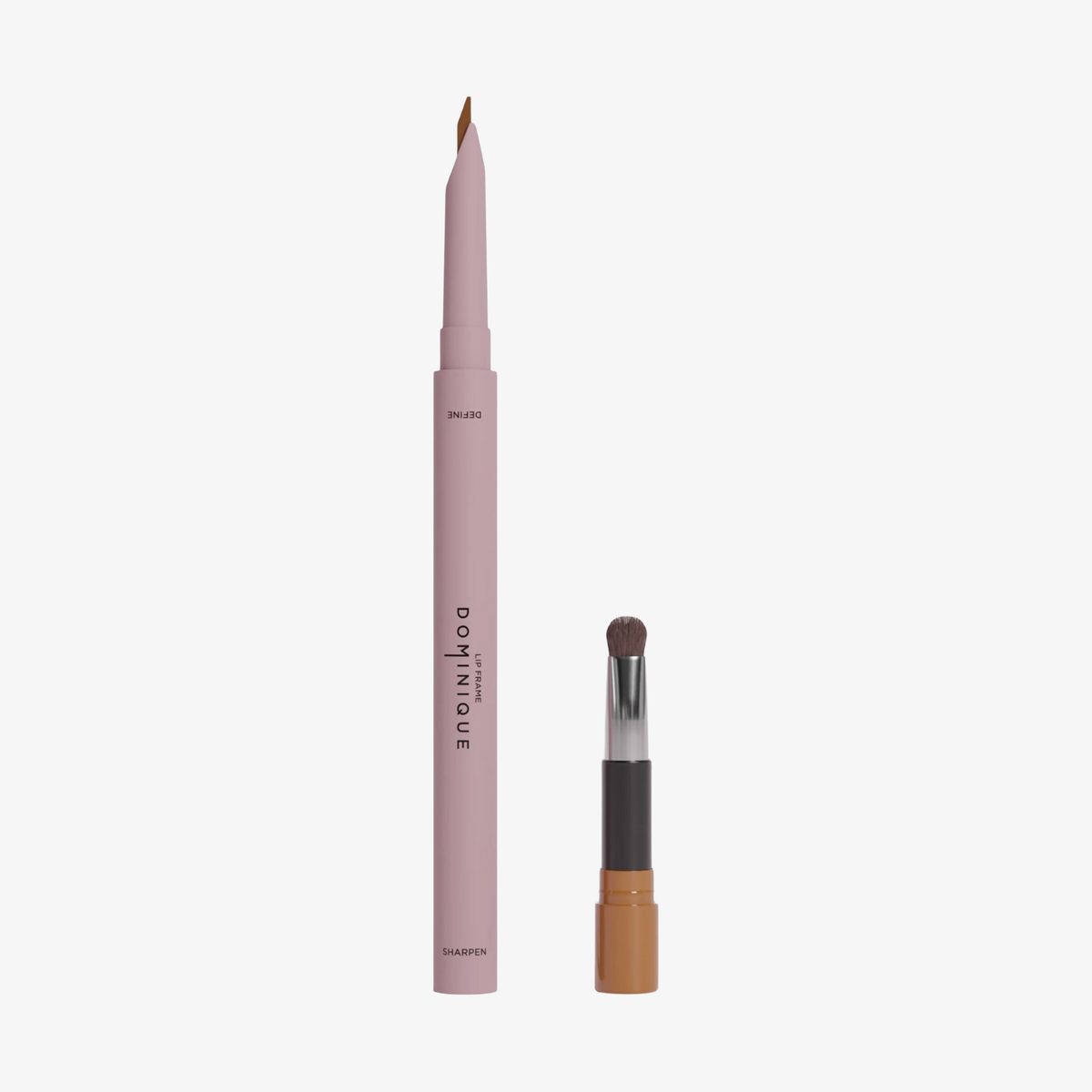 Der Dominique Cosmetics Lip Frame Pencil in der Farbe Dulce de Leche und der zugehörige Pinselapplikator vor weißen Hintergrund.