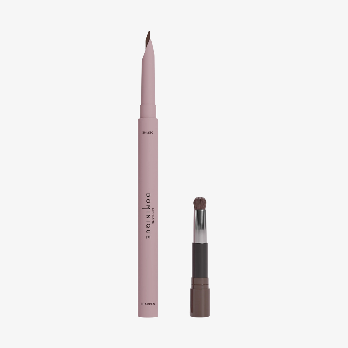 Der Dominique Cosmetics Lip Frame Pencil in der Farbe Espresso Shots und der zugehörige Pinselapplikator vor weißen Hintergrund.