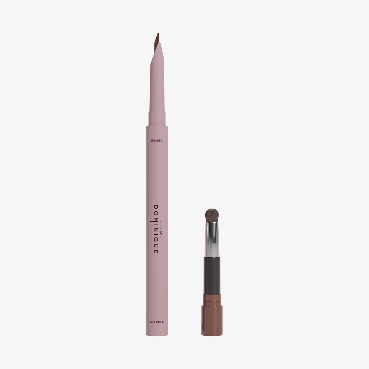 Der Dominique Cosmetics Lip Frame Pencil in der Farbe Hot Chocolate und der zugehörige Pinselapplikator vor weißen Hintergrund.