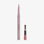 Der Dominique Cosmetics Lip Frame Pencil in der Farbe I'm Blushing und der zugehörige Pinselapplikator vor weißen Hintergrund.