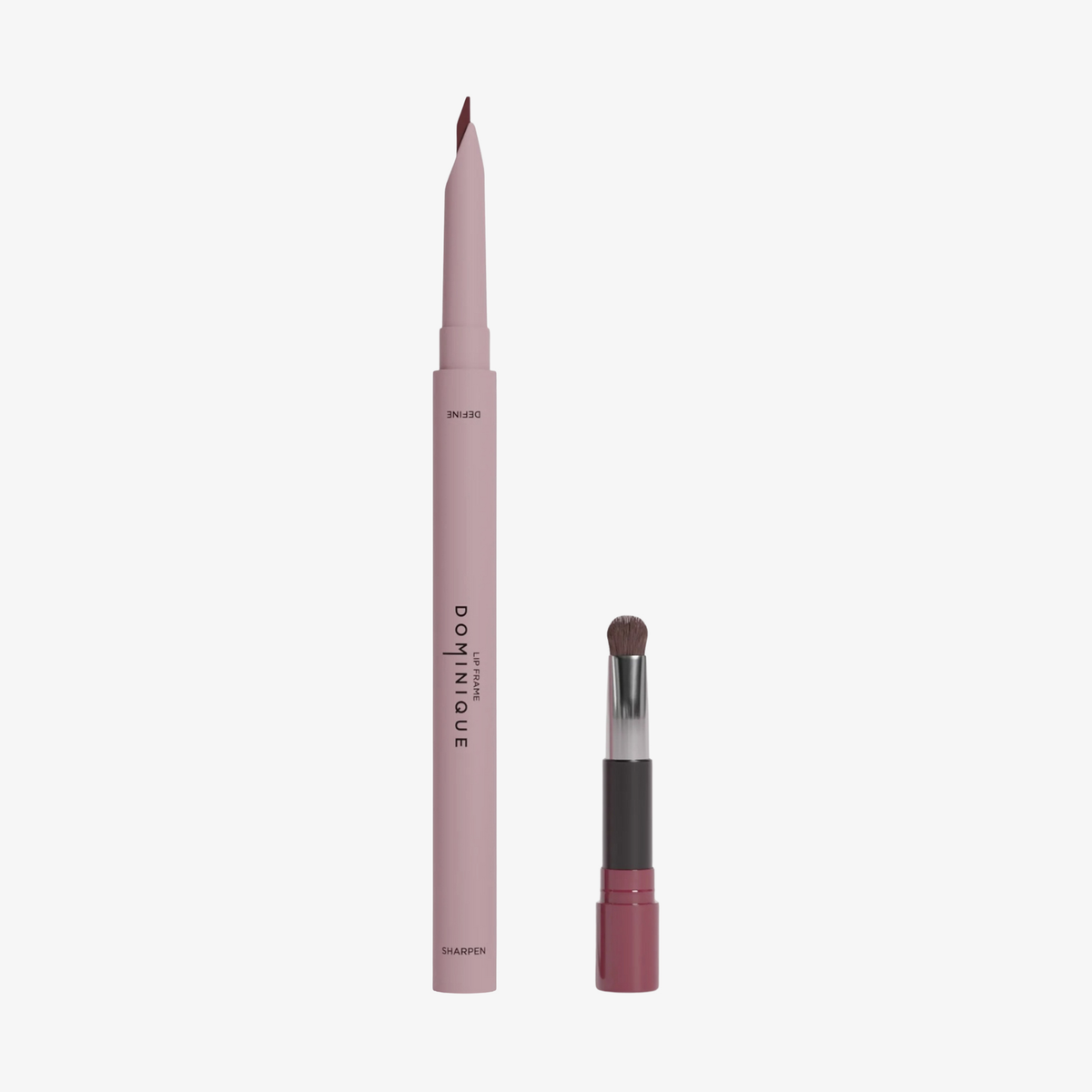 Der Dominique Cosmetics Lip Frame Pencil in der Farbe Berry Sweet und der zugehörige Pinselapplikator vor weißen Hintergrund.