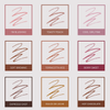 Neun Swatches des Lip Frame Pencil von Dominique Cosmetics, jede in einem anderen Farbton und mit dem Farbnamen beschriftet.