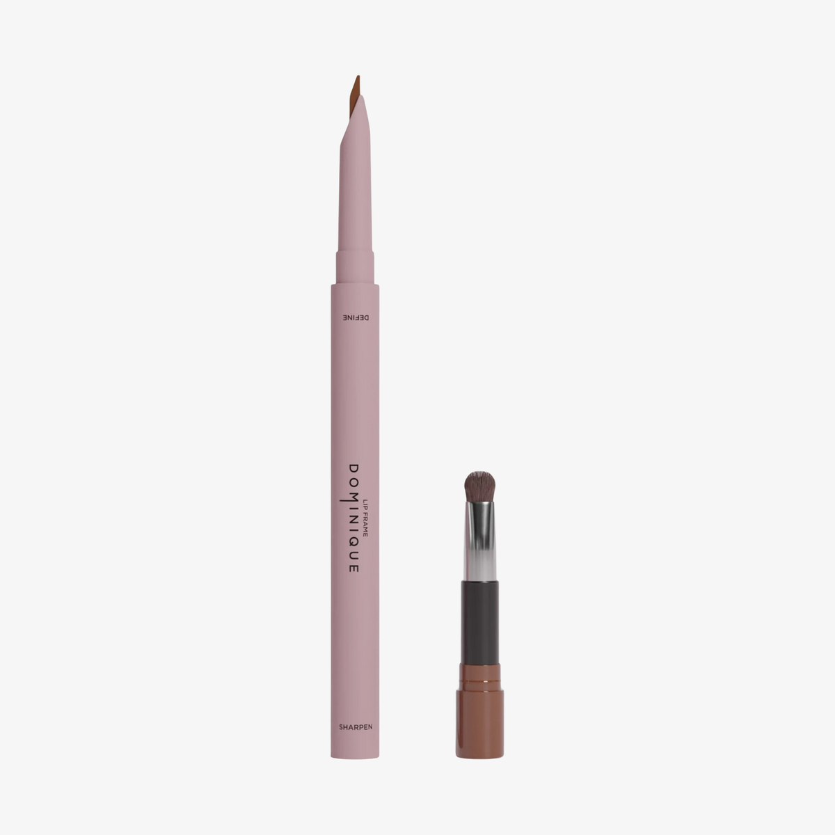 Der Dominique Cosmetics Lip Frame Pencil in der Farbe Soft Brownie und der zugehörige Pinselapplikator vor weißen Hintergrund.