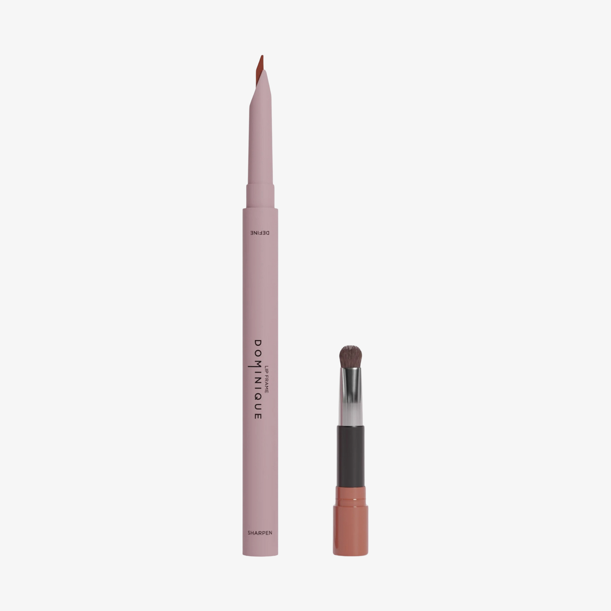Der Dominique Cosmetics Lip Frame Pencil in der Farbe Terracotta Kiss und der zugehörige Pinselapplikator vor weißen Hintergrund.