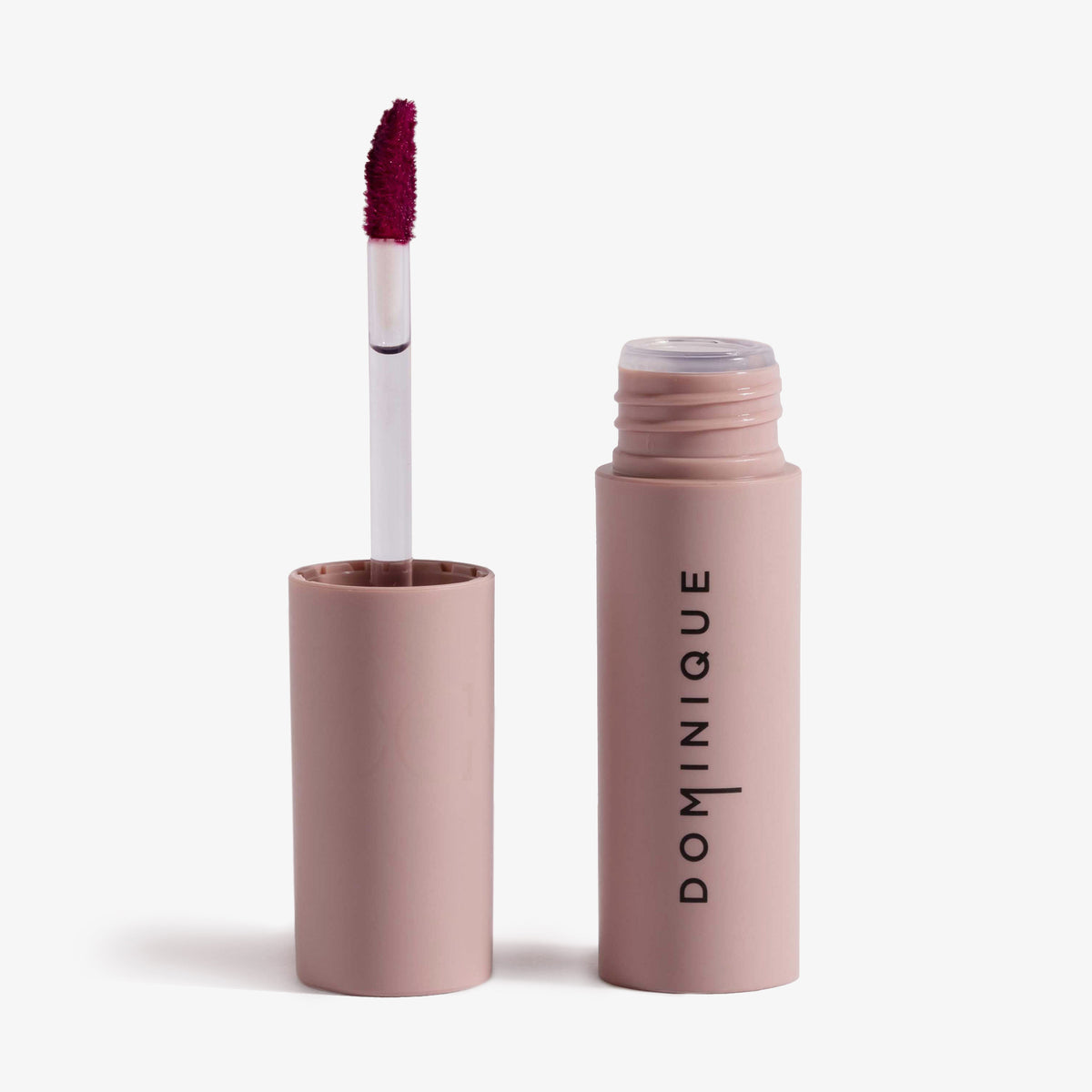 Eine malvenfarbene Tube Pillow Soft Hydrating Lip & Cheek Stain mit einem Doe-Foot-Applikator, der mit einem tiefrosa Gloss überzogen ist.