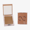 Zwei quadratische Silktone Cream Bronzer-Kompaktdosen: eine geöffnet mit Bronzer und Spiegel, eine geschlossen mit „Silktone Cream Bronzer“ auf dem Deckel.
