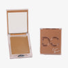 Zwei Silktone Cream Bronzer-Kompaktdosen: eine geöffnete mit dem Creme-Bronzer und integriertem Spiegel und eine geschlossene mit der Aufschrift „Silktone Cream Bronzer“ auf dem Deckel.