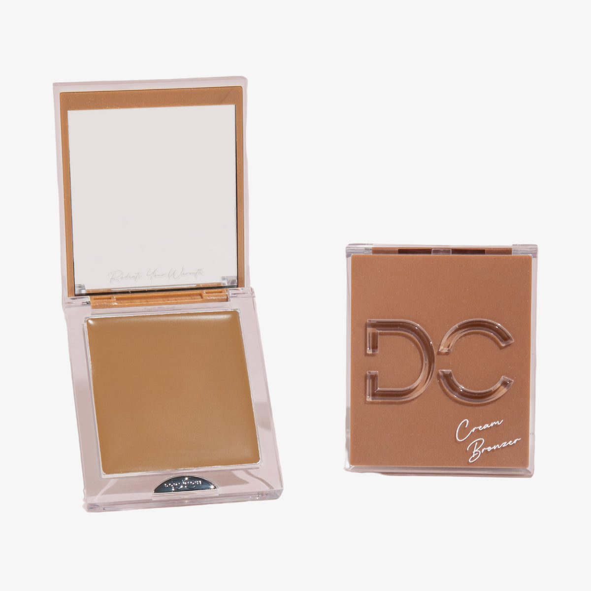 Zwei Silktone Cream Bronzer-Kompaktdosen: eine geöffnete mit dem Creme-Bronzer und integriertem Spiegel und eine geschlossene mit der Aufschrift „Silktone Cream Bronzer“ auf dem Deckel.
