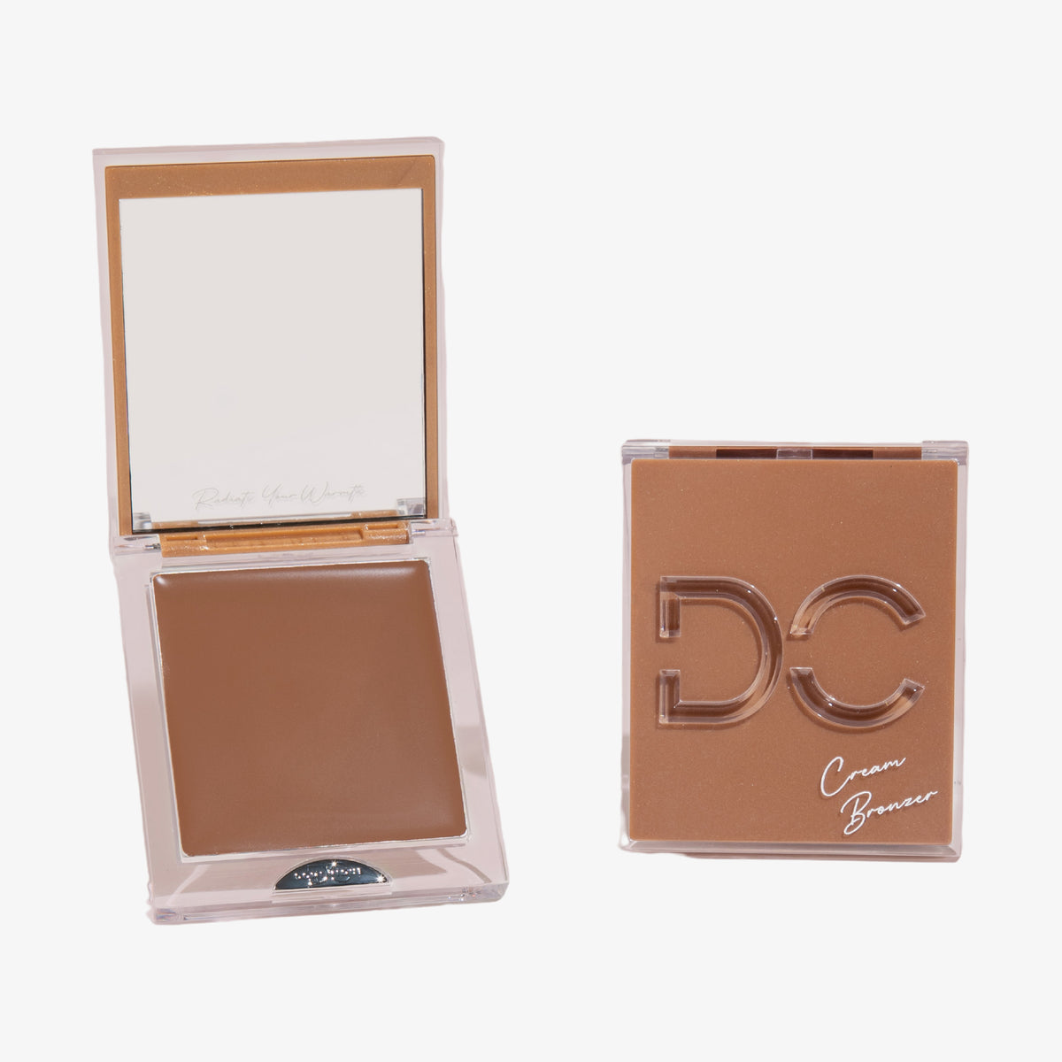 Zwei quadratische Silktone Cream Bronzer-Kompaktdosen, beide in hellbraunen Farbtönen – eine geöffnet mit Spiegel und eine geschlossen.