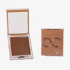 Zwei Make-up-Kompakte mit braunem Creme-Bronzer; einer ist offen und mit einem Spiegel versehen, der andere ist geschlossen und mit der Aufschrift „Silktone Cream Bronzer“ versehen.
