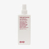 Weiße Sprühflasche Baby Got Bounce Curl Treatment von Evo vor weißem Hintergrund.