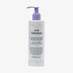 Weiße Flasche Fabuloso Platinum Blonde Toning Shampoo mit violetter Pumpe und bunten Punkten auf dem Etikett.