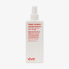 Weiße Sprühflasche Happy Campers Wearable Treatment  mit humorvollem Produkttext auf schlichtem Hintergrund.