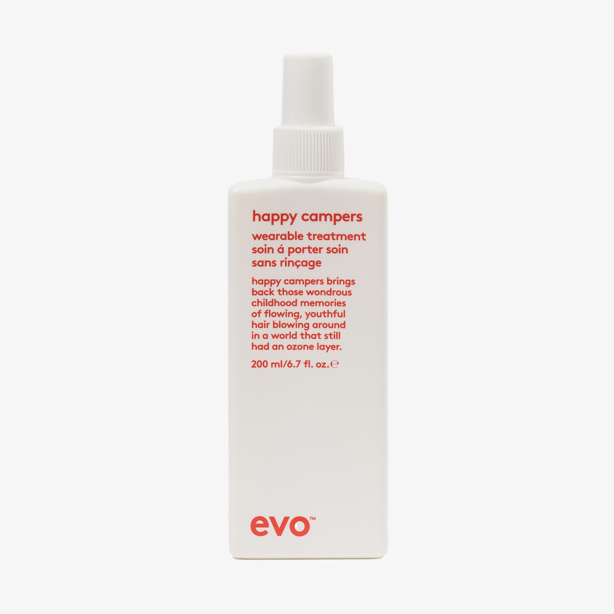 Weiße Sprühflasche Happy Campers Wearable Treatment  mit humorvollem Produkttext auf schlichtem Hintergrund.