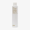 Weiße Flasche Helmut Extra Strong Lacquer Haarspray mit humorvollem Produkttext auf schlichtem Hintergrund.
