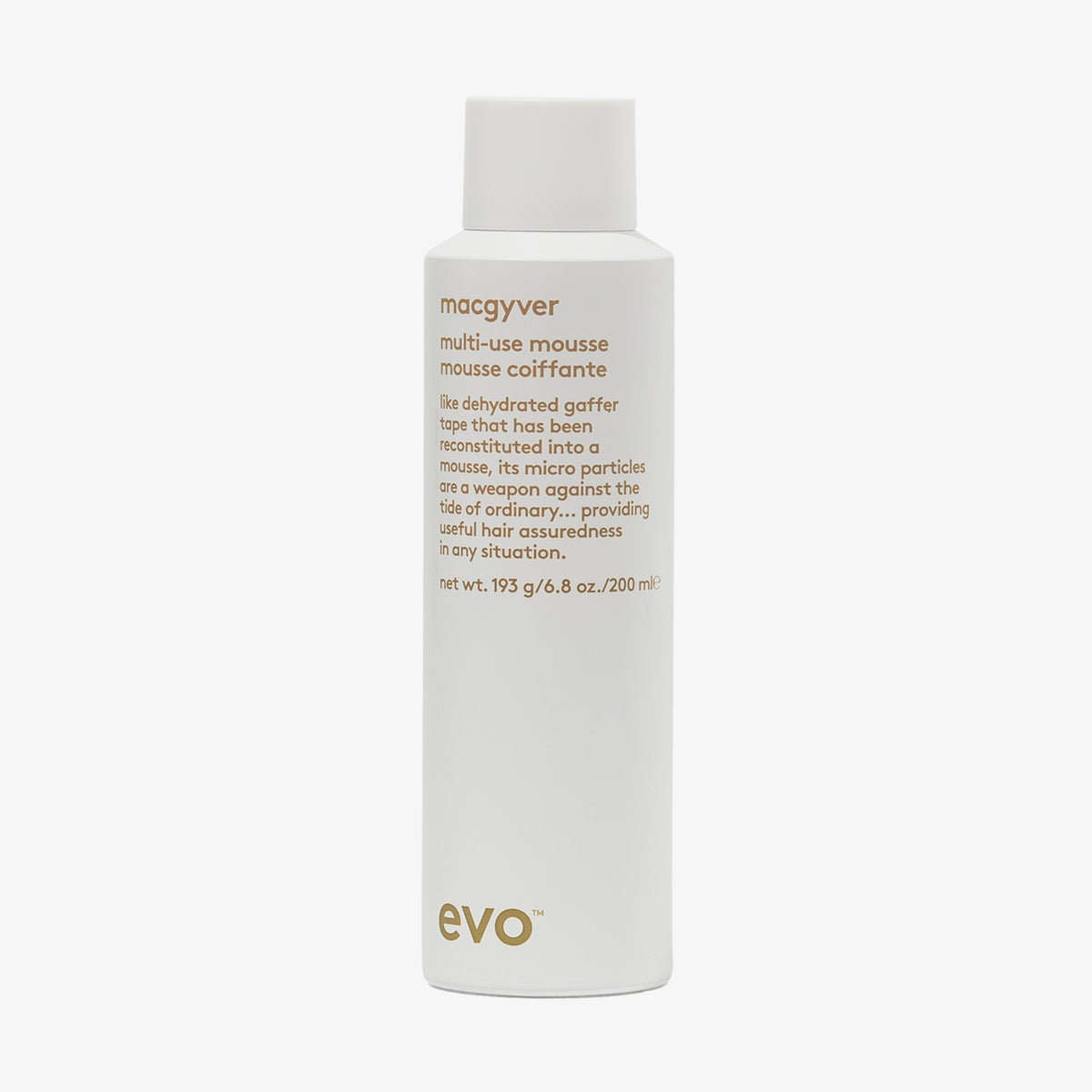 Weiße Flasche Macgyver Manipulating Mousse von Evo mit humorvollem Produkttext auf schlichtem Hintergrund.
