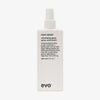 Weiße Sprühflasche Root Canal Volumising Spray mit humorvollem Produkttext vor weißem Hintergrund.