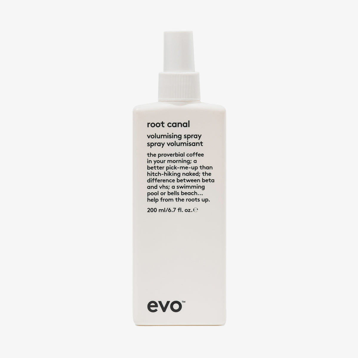 Weiße Sprühflasche Root Canal Volumising Spray mit humorvollem Produkttext vor weißem Hintergrund.