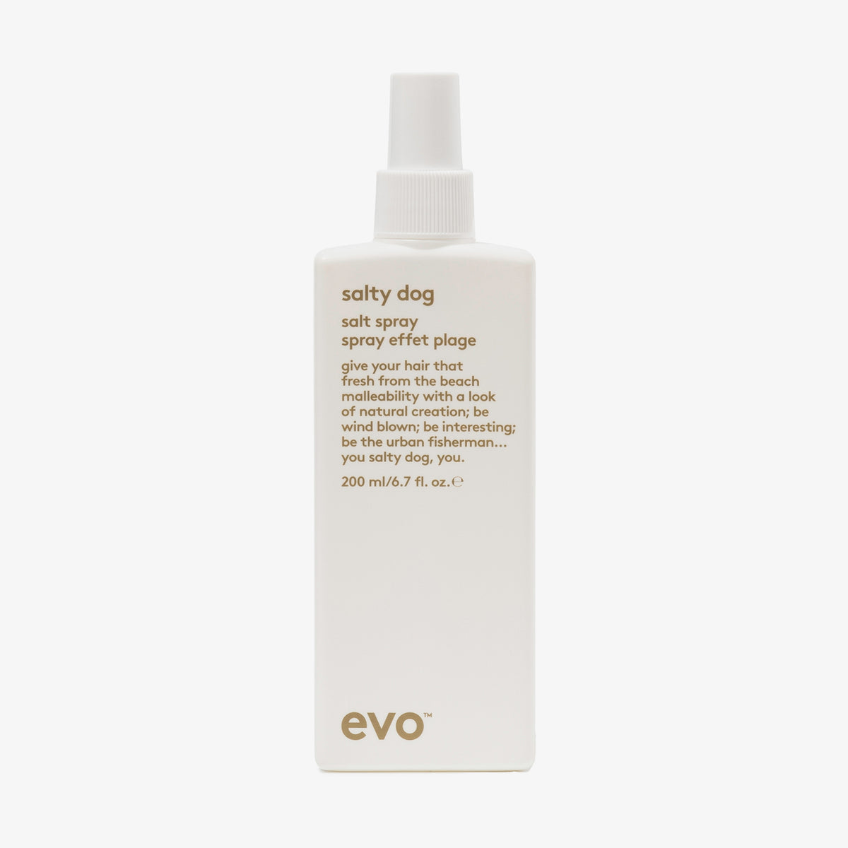 Weiße Sprühflasche Salty Dog Salt Spray mit humorvollem Produkttext vor weißem Hintergrund.