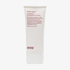 Weiße Tube Evo Total Recoil Curl Definer mit humorvollem Produkttext auf der Vorderseite.