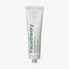 Eine weiße Tube Glow-C Daily Moisturiser mit grünem Text auf der Vorderseite.