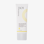 Eine weiße Tube Geek & Gorgeous Zero Feel SPF 50 mit gelben Akzenten auf einfarbigem Hintergrund.