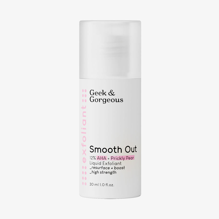 Weiße Flasche Smooth Out 30 ml vor weißem Hintergrund.
