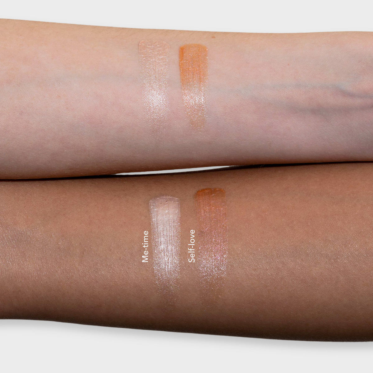 Zwei Arme mit unterschiedlichen Hauttönen zeigen auf jedem Arm Swatches des LH Cosmetics Glowerizer in Me Time und Self Love.