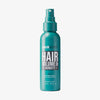 Blaugrüne Flasche Volume & Density Styling Spray für Männer mit Sprühkopf vor weißem Hintergrund.