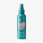Blaugrüne Flasche Volume & Density Styling Spray für Männer mit Sprühkopf vor weißem Hintergrund.