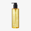 Klar-gelbe Flasche Pore Cleansing Oil PHA mit schwarzer Pumpe und weißem Text vor weißem Hintergrund.