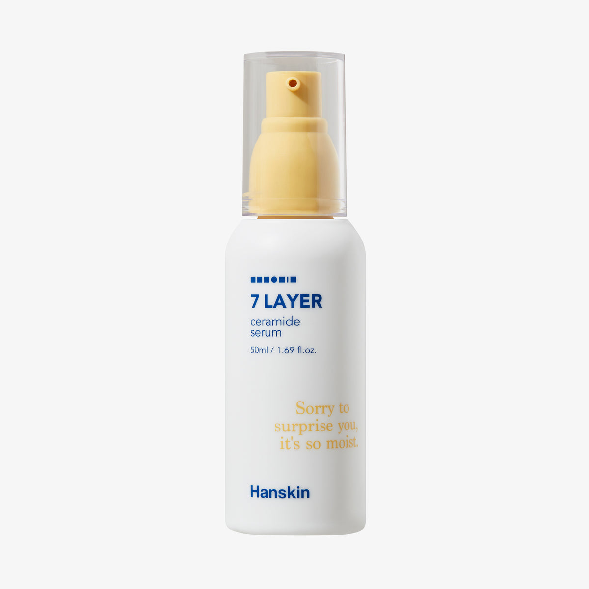 Weiße Flasche Seven Layer Ceramide Serum mit gelber Pumpe auf weißem Hintergrund.