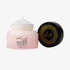 Ein rosa Tiegel HUSH Multi-Purpose Moisturiser von Karla Cosmetics mit daneben platziertem schwarz-goldenen Deckel.