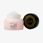 Ein rosa Tiegel HUSH Multi-Purpose Moisturiser von Karla Cosmetics mit daneben platziertem schwarz-goldenen Deckel.