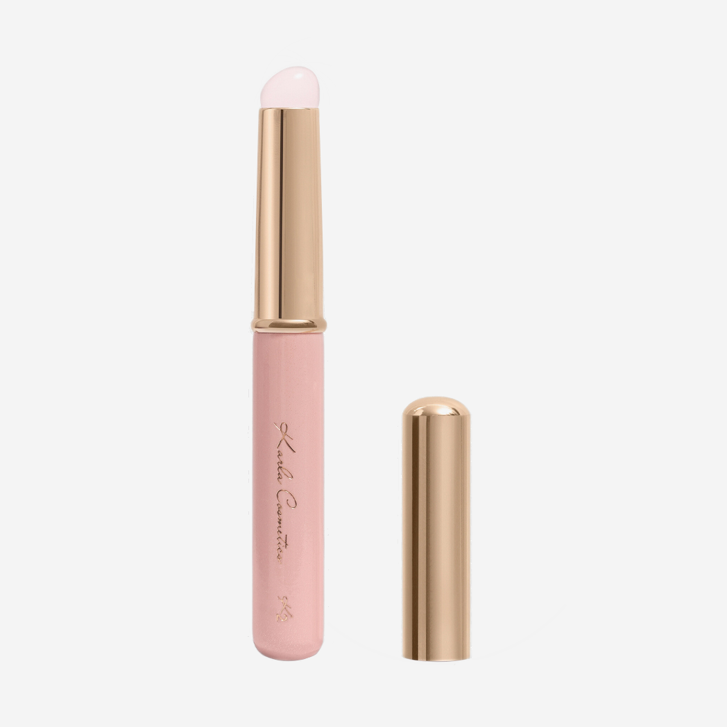 Der K2: Bubble Brush von Karla Cosmetics in Pink und Gold mit runder Silikonspitze, daneben der goldene Deckel.