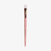 Der K1: Eye & Lip Glitter Pigment Brush von Karla Cosmetics mit rosa Griff, goldener Zwinge und Silikonspitze auf weißem Hintergrund.