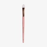 Der K1: Eye & Lip Glitter Pigment Brush von Karla Cosmetics mit rosa Griff, goldener Zwinge und Silikonspitze auf weißem Hintergrund.