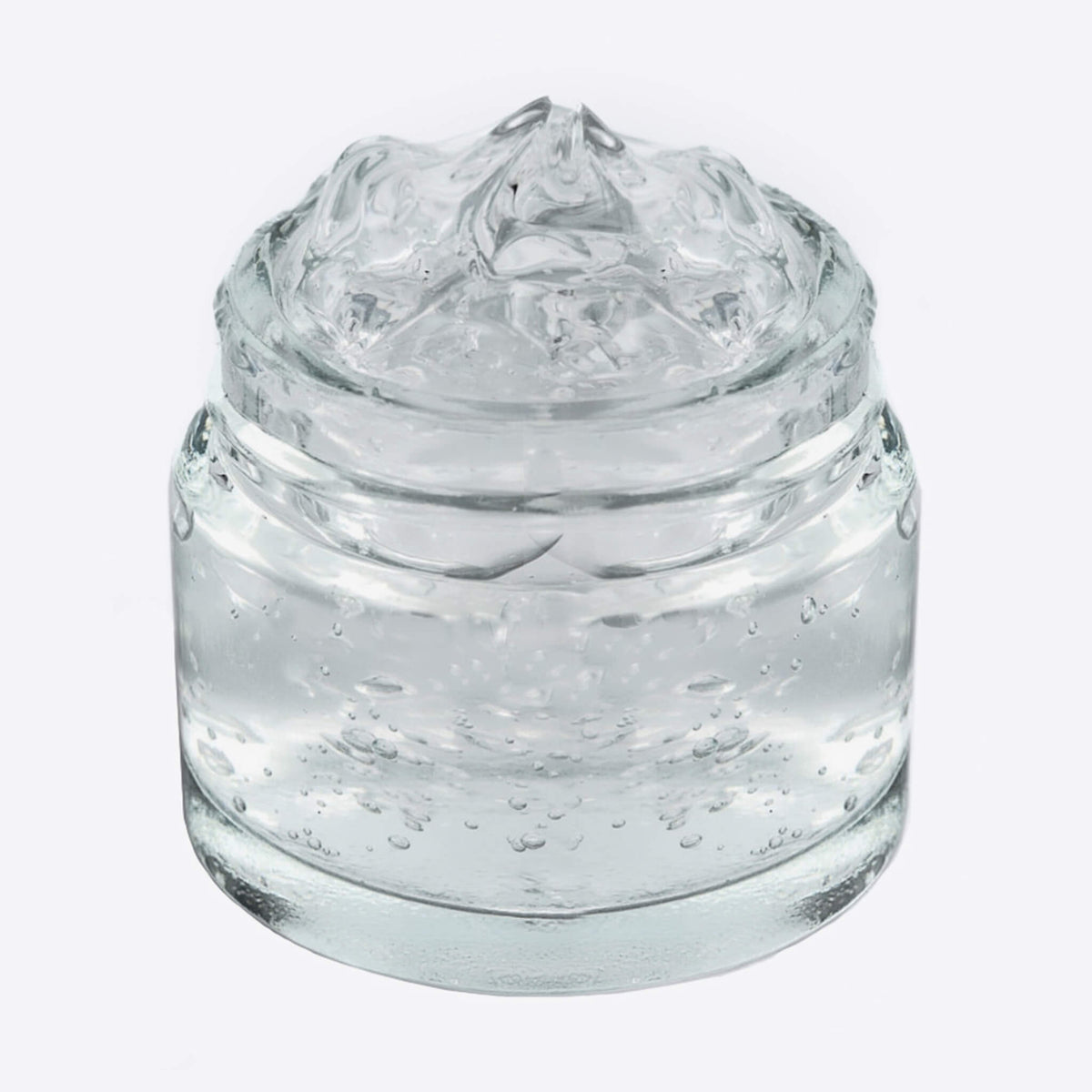 Offener transparenter Tiegel mit klarem Gel der Fix Potion von Karla Cosmetics, präsentiert vor einem weißen Hintergrund.