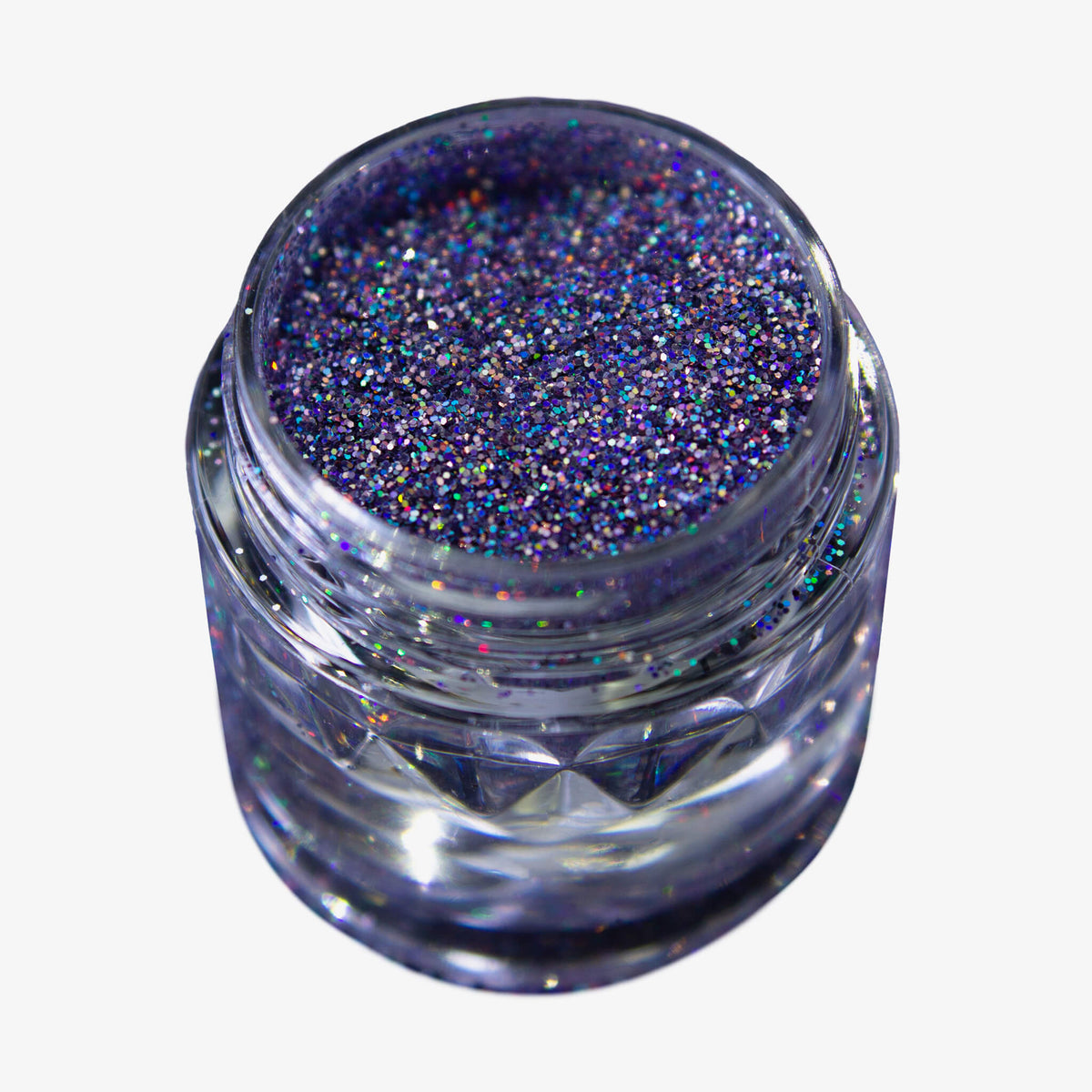 Offener transparenter Tiegel des Glitter Pot Glass Slipper mit lila und blau schimmerndem Glitzer auf weißem Hintergrund.