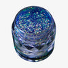 Offener transparenter Tiegel des Glitter Pot Mermaid Fin mit blau-lila schimmerndem Glitzer auf weißem Hintergrund.