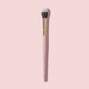 Der K10 Highlighter Brush mit rosa Griff und Borsten mit weißen Spitzen auf einem hellrosa Hintergrund.