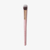 Der K10: Highlighter Brush von Karla Cosmetics mit rosa Griff, goldener Zwinge und weichen, abgerundete Borsten, vor einem weißen Hintergrund.