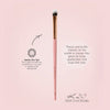 Der K20: Small Oval Shader ist ein ovaler Make-up-Pinsel mit rosa Griff und goldener Zwinge auf hellrosa Hintergrund.