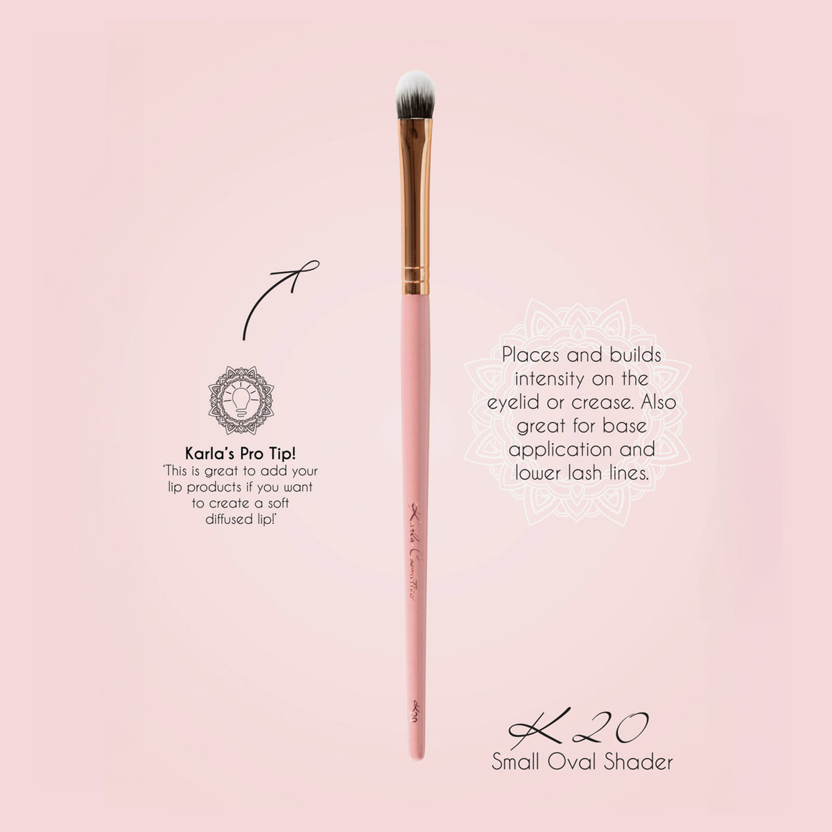 Der K20: Small Oval Shader ist ein ovaler Make-up-Pinsel mit rosa Griff und goldener Zwinge auf hellrosa Hintergrund.