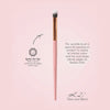 Ein rosafarbener K21:Pack and Blend-Make-up-Pinsel mit einer roségoldenen Zwinge, abgebildet mit beschreibendem Text daneben.