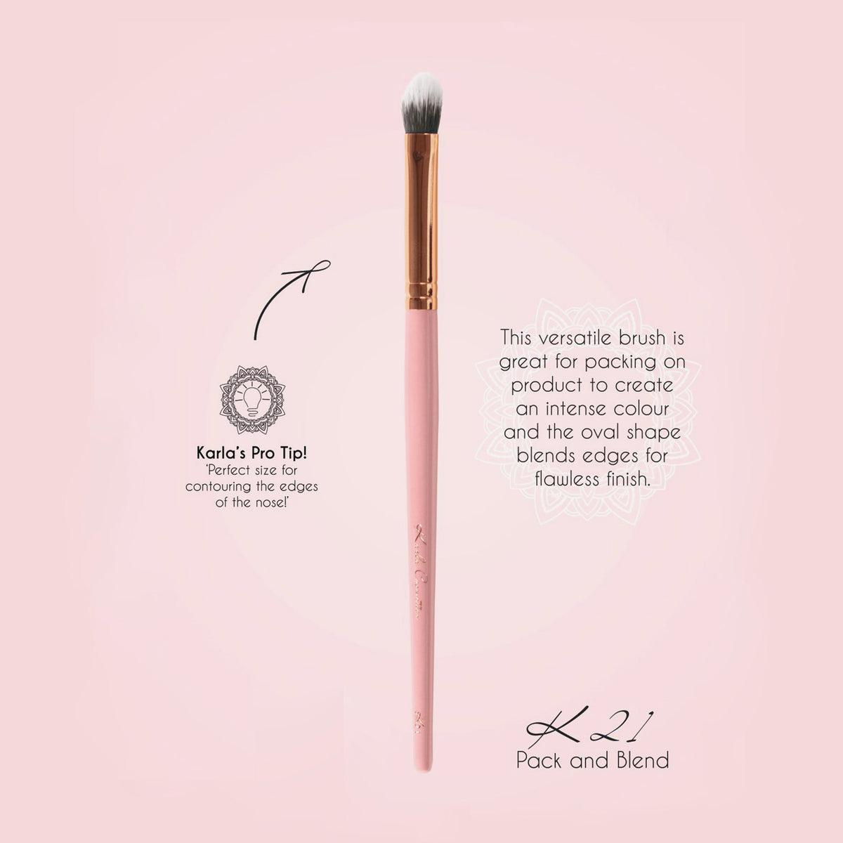 Ein rosafarbener K21:Pack and Blend-Make-up-Pinsel mit einer roségoldenen Zwinge, abgebildet mit beschreibendem Text daneben.